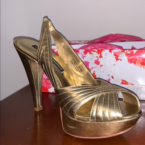 SIZE 9 1/2 WOMANS HEELS - Picture 4 of 4